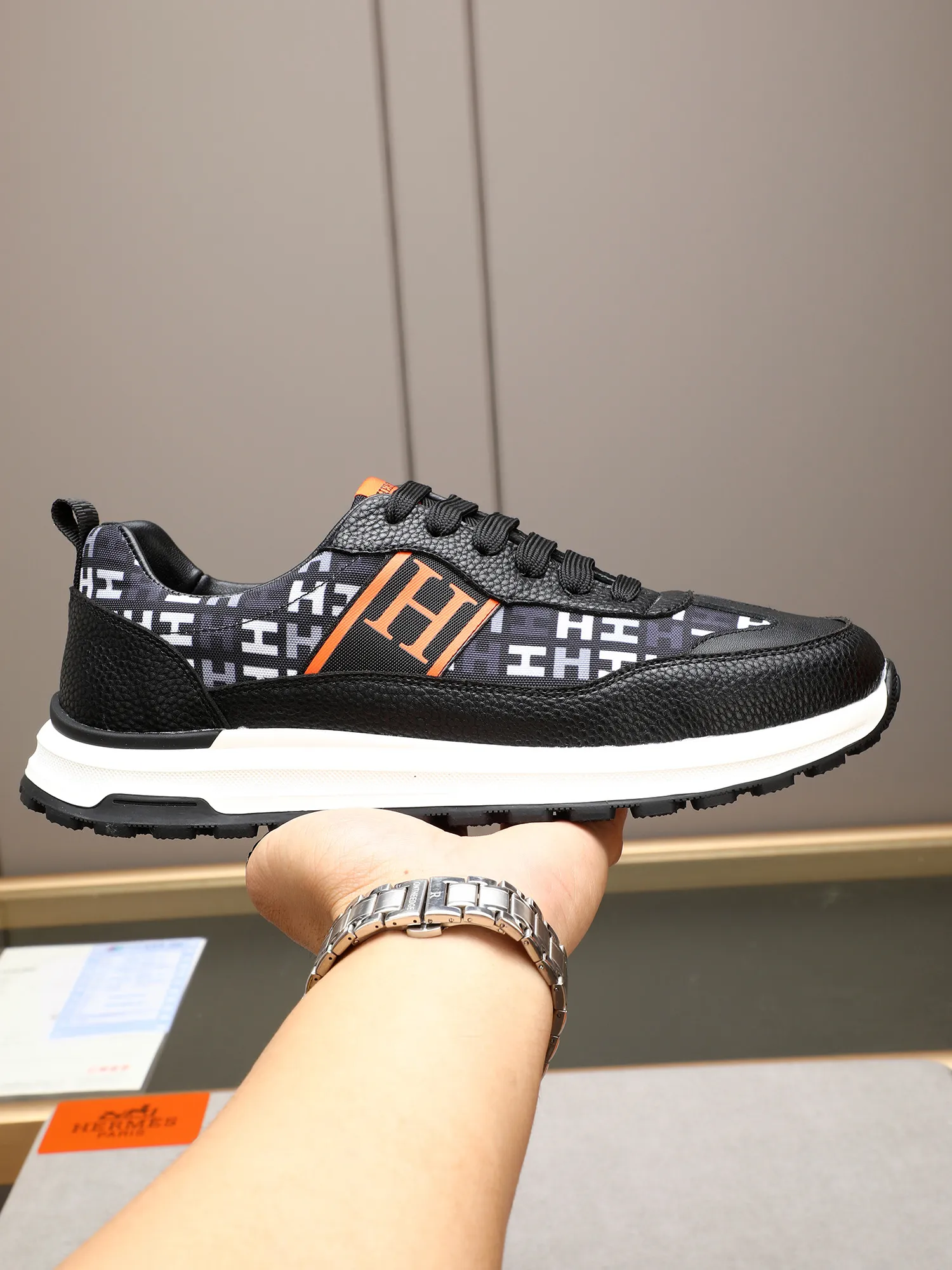 📛📛📛Men's shoes💰P400 (Hermes)🆕Men's color-blocked sneakers, with textured calfskin details. Spliced ​​with original cowhide, this shoe draws inspiration from the equestrian world, integrating technical details and practical functions. Breathable sheep lining, original combination outsole, high-end quality, and every detail is perfectly combined! Size: 38-44 (45 can be customized)